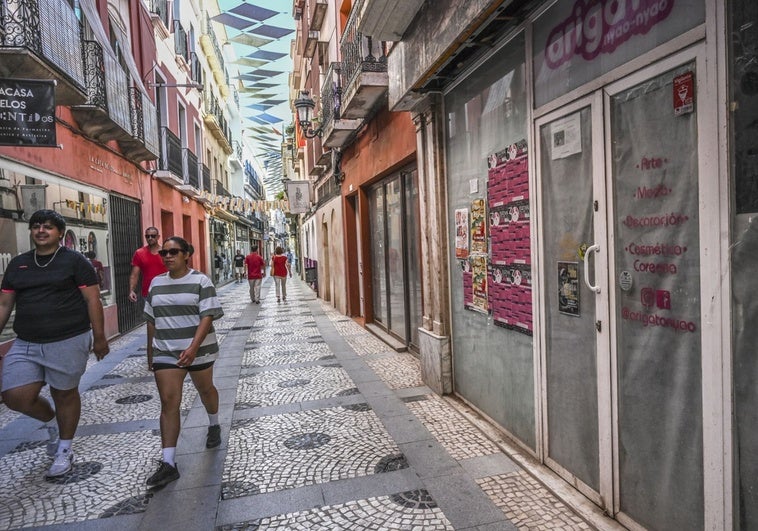 Nuevas luces, macetas colgantes y tótems para atraer clientes al Casco Antiguo de Badajoz
